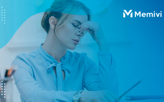 mulher com estresse no trabalho