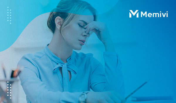 mulher com estresse no trabalho